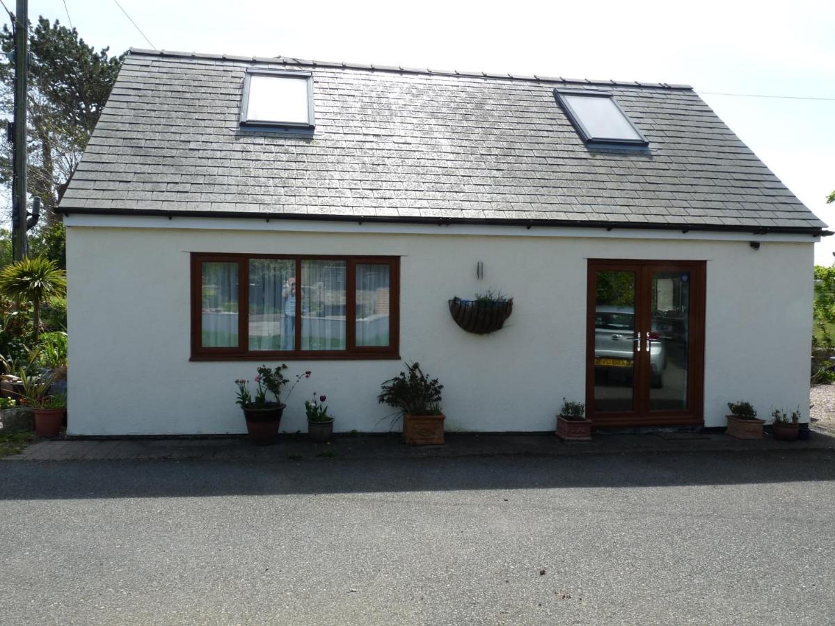 Gwyndaf Holiday Cottage Llangoed Exterior photo